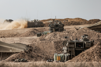 Tancs i soldats de l’Exèrcit d’Israel ahir als afores de la capital de la Franja de Gaza.