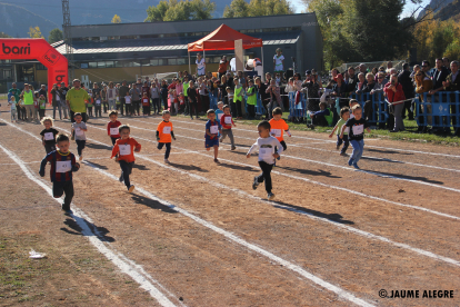 Una cursa d’atletisme escolar en què els nens i nenes s’inicien en l’activitat esportiva.