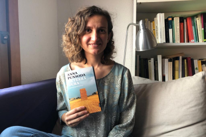 La periodista Anna Punsoda amb el seu últim llibre, ‘La terra dura’.