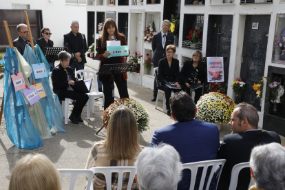 Un moment de l’acte ‘El tast de la vida’ que es va celebrar ahir al cementiri d’Alpicat.