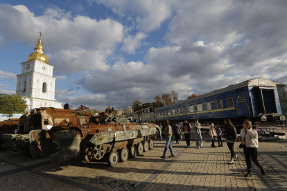 Maquinària militar russa destruïda exposada en el centre de Kyiv.