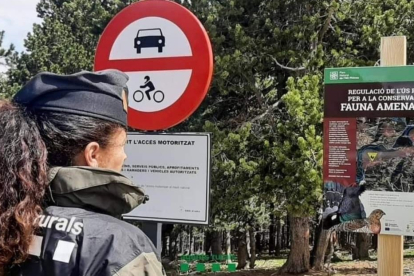 Una Agent Rural amb el senyal que indica la prohibició.