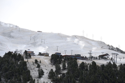 La caiguda de les temperatures ha permès que Baqueira iniciï la producció de neu amb canons.