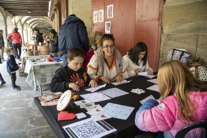 Diverses propostes ahir en la primera jornada de la Fira de la Joguina Artesana de Guissona.