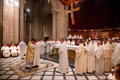 Un dels moments més emotius de la celebració va ser quan els altres sacerdots i diaques van abraçar Carrillo ja com a prevere.