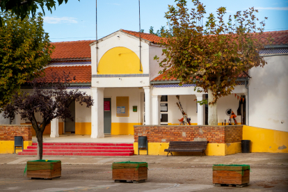 El col·legi Antònia Simó d’Almacelles a la plaça Ensenyança té gairebé un segle d’antiguitat.