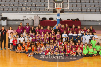 Foto de família de la jornada, en la qual van participar jugadors de la base, d’escoles i del Robles.