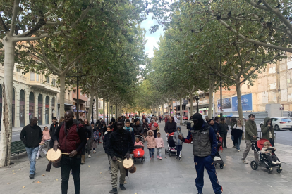 Cercavila d’inauguració del Bibliobarri amb el grup de djembe Ngeweylgui, a la rambla Ferran.