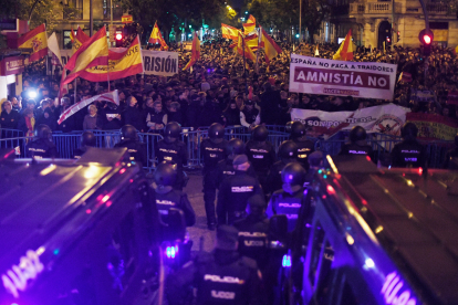 Fort dispositiu policial davant la seu de Ferraz en una nit que va tornar a acabar amb càrregues.