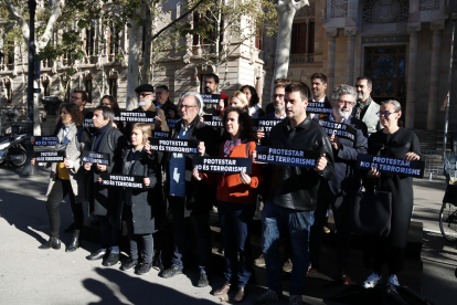 Entitats i partits van protestar ahir davant del TSJC per la vinculació de Tsunami amb terrorisme.