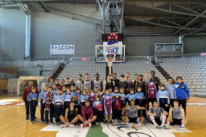 Els alumnes de l’activitat extraescolar de bàsquet de Lestonnac van conversar ahir amb els jugadors i tècnics de l’ICG Força Lleida.