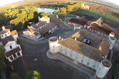 Vista àrea de la finca del Castell del Remei, que pertany al municipi de Penelles.