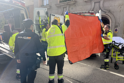 Efectius del SAMUR atenen Vidal-Quadras després de rebre el tret a la cara ahir.