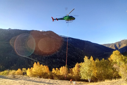 L’helicòpter dels Agents Rurals durant els treballs.