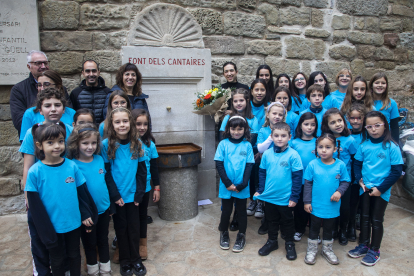 60 aniversari ■ Núria Gené, presidenta de la Coral Mestre Güell, va explicar que tancar el 60è aniversari inaugurant una font dedicada a ells és “perfecte”. A la imatge, cantaires i autoritats.