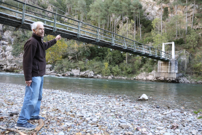 Benjamí Montané, membre d’Amics del Santuari d’Arboló, davant de la passarel·la de 45 metres de longitud sobre la Noguera Pallaresa.