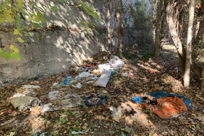 Diversos llocs estan plens de llaunes, envasos de plàstic, botelles i roba.