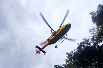 Moment de l’extracció del ciclista de la zona de l’accident.