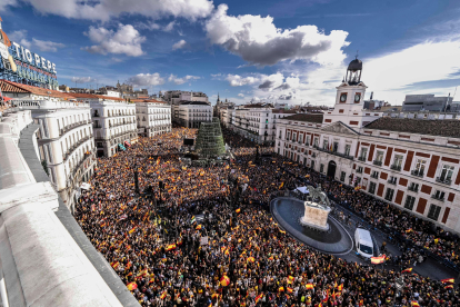 La Puerta del Sol de Madrid es va omplir de manifestants amb banderes espanyoles en contra de Pedro Sánchez i la llei d’amnistia.