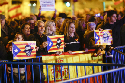 Assistents a la protesta ahir contra l’amnistia als voltants de la seu del PSOE a Madrid.