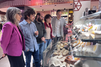 Els encarregats de la presentació del certamen, davant d’un taulell de Sunka a Lleida ciutat.