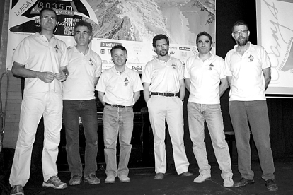 Foto dels alpinistes lleidatans que van coronar el Gasherbrum II amb motiu del Centenari del CEL.