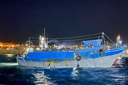 Un vaixell pesquer carregat d’immigrants arriba a Lampedusa.