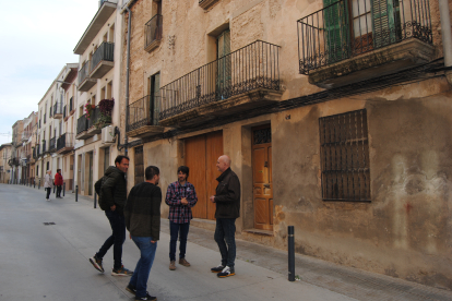 Palau i l’alcalde del Palau, Francesc Balcells, primer i segon per la dreta, davant d’una casa buida.