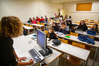 Alumnes en una classe de gramàtica divendres passat a la facultat de Lletres de la UdL.