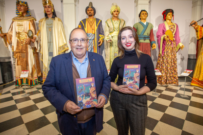 Antoni Gelonch i Andrea de Castro a la Casa dels Gegants, una tradició protagonista al llibre.