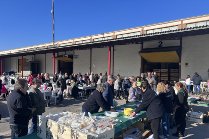 Dos nens ahir a la tarda a l’estand de la cooperativa a la Fira de l’Oli Verd de Maials.