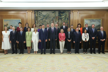 Els 22 ministres del nou Executiu posen al costat de Pedro Sánchez i el rei Felip VI després de prometre el càrrec ahir al Palau de la Zarzuela.