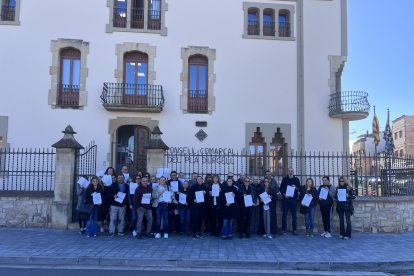 Les famílies d’alumnes de La Salle de Mollerussa que van presentar ahir reclamacions al consell del Pla d’Urgell.
