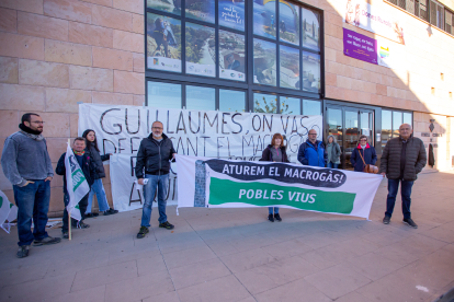 Membres de la plataforma contrària a la planta de la Sentiu, davant del consell de la Noguera.