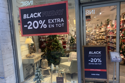 Cartells del Black Friday  anuncien rebaixes del 20% en una botiga de l’Eix Comerical.