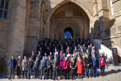 Foto de família de les autoritats locals i els premiats ahir a la Seu Vella.