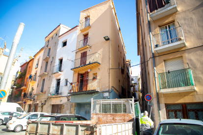 Els tècnics van assegurar ahir l’edifici al carrer Cuartel per evitar més despreniments.