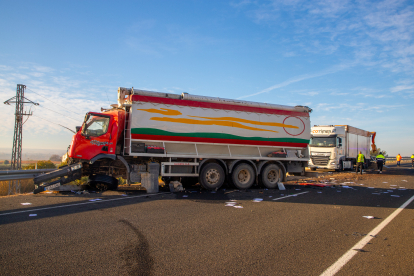 Estat en el qual van quedar els dos camions que van xocar ahir a la variant sud a Lleida.