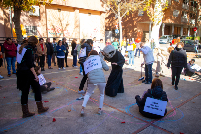 Acte contra les violències masclistes i LGTBi-fòbiques a la plaça Rosa Sensat, a Pardinyes.