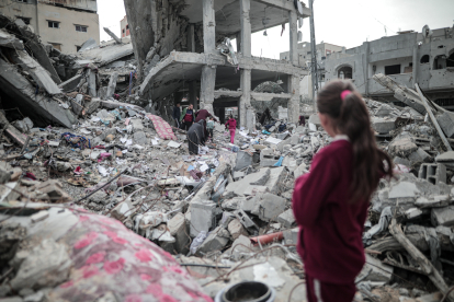 Civils palestins tornen a les llars i els barris destruïts a Deir al-Balah, a Gaza.