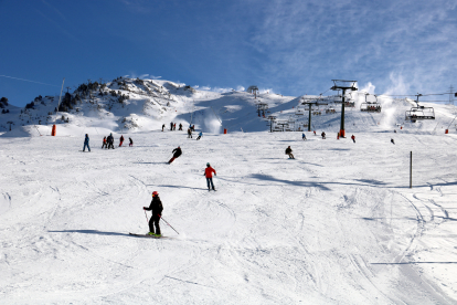 Els primers esquiadors de la temporada a Lleida, ahir a l’estació de Baqueira-Beret.