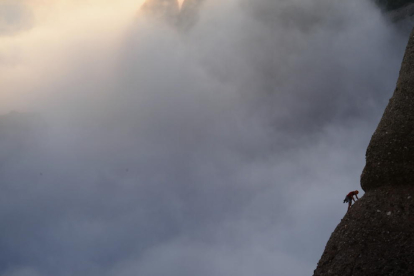 500 escaladors han il·luminat les agulles de Montserrat per commemorar l'1-O.