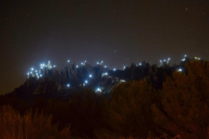 500 escaladors han il·luminat les agulles de Montserrat per commemorar l'1-O.