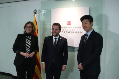 El Govern ‘aterra’ a Àsia. El president de la Generalitat, Pere Aragonès, i la consellera d’Acció Exterior, la lleidatana Meritxell Serret, van inaugurar ahir la primera delegació del Govern a Àsia, situada a Corea del Sud.