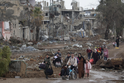 Centenars de palestins continuen obrint-se pas des del nord de la Franja de Gaza cap al sud.