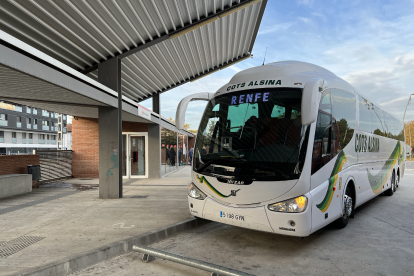 Un autobús contractat per Renfe per portar passatgers afectats.