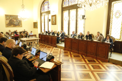 Rosa Maria Perelló, portaveu de Junts-Impulsem, en la seua intervenció en el ple celebrat ahir.