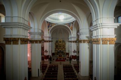 la catedral del baix segre. Vista interior de l’església de Sant Antolí (esquerra), una de les més grans de la comarca. És molt gran per les dimensions del poble.