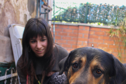 carmen. La Carmen amb el Romel, que li acaba de traspassar la Cristina.