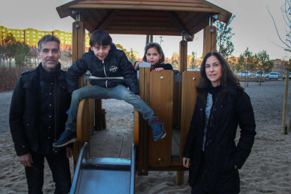 FAMÍLIA. El Jordi i la Noemí amb els
seus fills, el Joel i la Maria, en un parc
proper a casa seva.